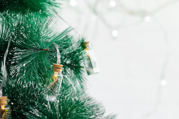 Guirnalda de Navidad en el árbol de Navidad, en forma de una botella de vidrio dentro del árbol de Navidad, el concepto de Navidad y año nuevo — Foto de Stock