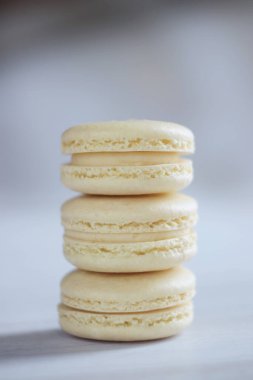 Gri seçici odak üzerinde izole edilmiş renkli makaronlar