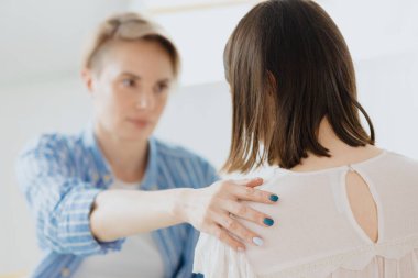 Genç ve güzel bir Avrupalı kadın psikolog veya kısa sarı saçlı bir psikiyatrist bir müşterisiyle terapi yürütür.