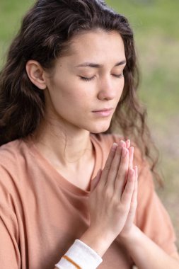 Sportif Avrupalı bir kadın parkta ya da halka açık bir yerde yoga ve meditasyon yapar. Bir kadın evcil hayvanıyla dışarıda spor yapıyor.