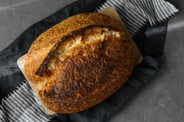 Mayasız ekşi ekmek. Avrupalı güzel bir fırıncı elinde ekmek tutuyor.