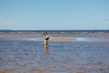 Birbirine aşık bir erkek ve bir kadın doğada sarılıp yürür. Bir adam karısı ya da gelini için gitar çalar ve eğlenir.