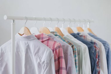 Soyunma odasında ya da askıda giysiler, gömlekler ve elbiseler. Bir giyim mağazası ya da butik. Bir kadın kuaför bir gardırop aldı.