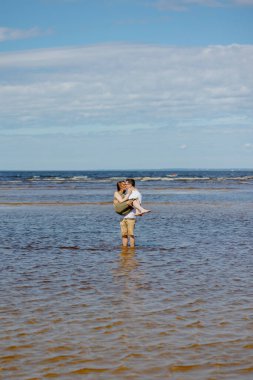Birbirine aşık bir erkek ve bir kadın doğada sarılıp yürür. Bir adam karısı ya da gelini için gitar çalar ve eğlenir.