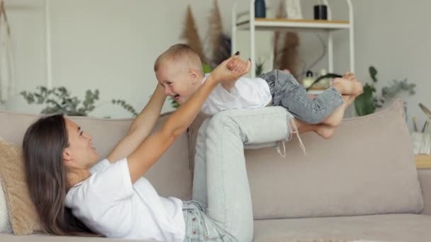 欧洲家庭的妈妈和儿子在家里玩和放松。单身母亲抚养一个孩子 — 图库视频影像