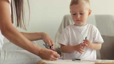 Avrupalı anne ve oğul kurşun kalemle çizer ve evde kitap okurlar. Bekar bir anne çocuk yetiştirir.