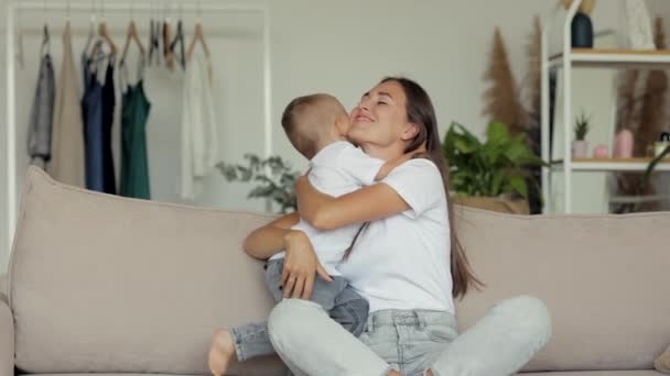 Zu Hause spielen und entspannen europäische Familienmütter und -söhne. Alleinerziehende Mutter zieht Kind groß — Stockvideo