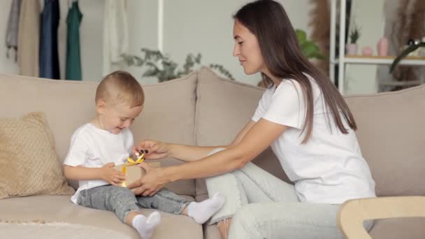 Europejska rodzina mama i syn dają sobie prezenty na urodziny lub Dzień Matki. samotna matka — Wideo stockowe