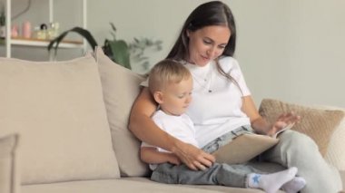 Avrupalı anne ve oğul evde oynayıp kitap okuyorlar. Bekar bir anne çocuk yetiştirir.