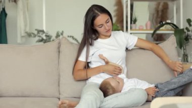 Avrupalı anne ve oğlu evde oynayıp rahatlıyorlar. Bekar bir anne çocuk yetiştirir.