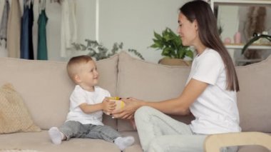 Avrupalı aile anneleri ve oğulları birbirlerine doğum günü ya da anneler günü için hediyeler verirler. Bekar anne 