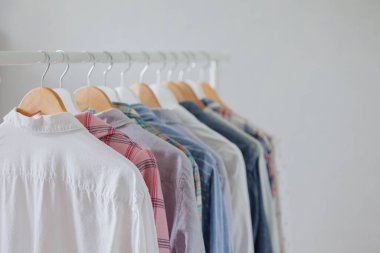 Soyunma odasında ya da askıda giysiler, gömlekler ve elbiseler. Bir giyim mağazası ya da butik. Bir kadın kuaför bir gardırop aldı.