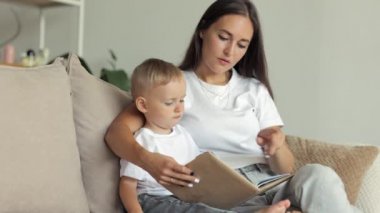 Avrupalı anne ve oğul evde oynayıp kitap okuyorlar. Bekar bir anne çocuk yetiştirir.
