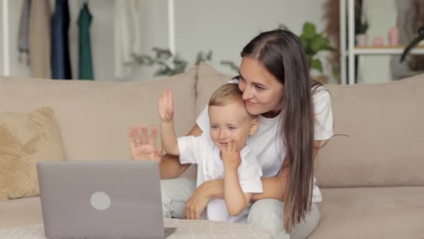 Mutlu bekar anne ve oğul dizüstü bilgisayarlarıyla evde, akrabalarıyla ya da arkadaşlarıyla webcam 'de konuşuyorlar. — Stok video