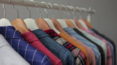 Elbiseler gardıropta ya da butikte asılı duruyor. Zenci kadınlar ya da erkek kıyafetleri askıda düzgün sallanıyor. İş görüşmesi ya da randevu için kıyafet dolabı..