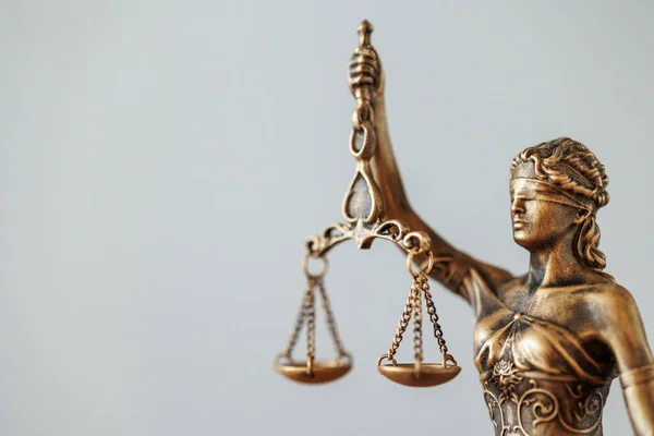 正義と正義の象徴は女神テミス裁判官の像だ。法的助言 ストック写真