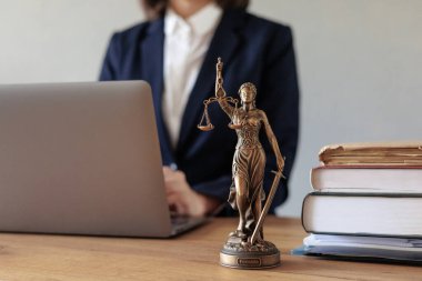 Bayan avukat, bir müşterisinin video linki üzerinden bir dizüstü bilgisayardan online danışmanlık yapıyor. İnternet üzerinden belge veya sözleşmeleri kontrol eden bir hukuk firmasında çalışmak