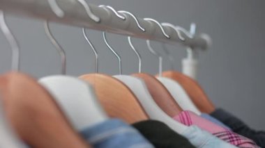Elbiseler gardıropta ya da butikte asılı duruyor. Zenci kadınlar ya da erkek kıyafetleri askıda düzgün sallanıyor. İş görüşmesi ya da randevu için kıyafet dolabı..
