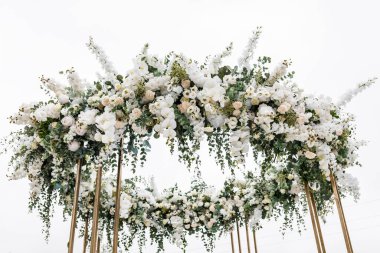 Düğün için düğün kemeri. Romantik düğün dekoru.