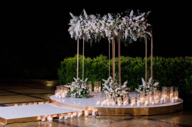 Bir sürü ışıklar, mumlar, fenerler gece düğün töreni. Güzel romantik dekorasyon alacakaranlıkta parlayan