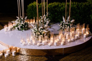 Bir sürü ışıklar, mumlar, fenerler gece düğün töreni. Güzel romantik dekorasyon alacakaranlıkta parlayan