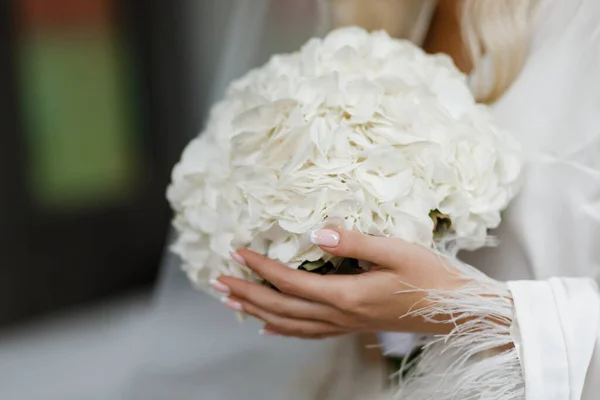 Krásná Bílá Svatební Kytice Hortenzií Nevěsta Držící Svatební Kytici — Stock fotografie