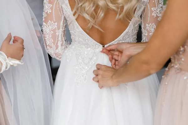 Nádherná Blond Nevěsta Bílých Luxusních Šatech Připravuje Svatbu Ranní Příprava — Stock fotografie