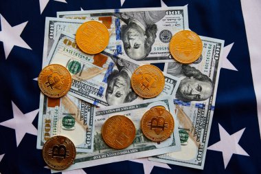 ABD bayraklarında dolar bulunan Bitcoin.