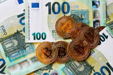 Euro Banknotes ve Bitcoin kripto para yatırımı kavramı.