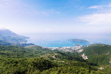 Karadağ 'ın Budva kentinin panoramik manzarası. Dağlardan Adriyatik Denizi 'ne güzel bir manzara.
