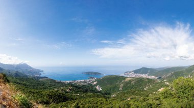 Karadağ 'ın Budva kentinin panoramik manzarası. Dağlardan Adriyatik Denizi 'ne güzel bir manzara.