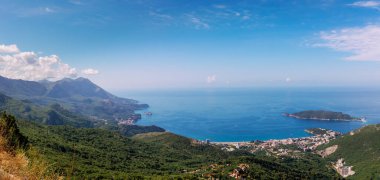 Karadağ 'ın Budva kentinin panoramik manzarası. Dağlardan Adriyatik Denizi 'ne güzel bir manzara.