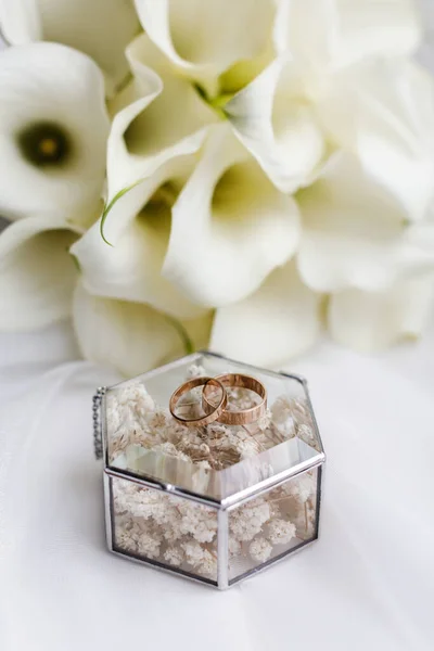 Close Vista Flores Brancas Anéis Casamento Caixa Vidro Com Plantas — Fotografia de Stock