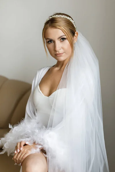 Mattina Della Sposa Una Veste Bianca Velo Nella Stanza — Foto Stock