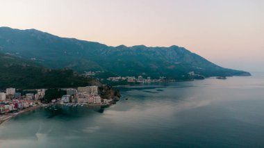 Uçan İHA 'nın görüntüsü. Becici, Budva, Karadağ 'ın panoramik şehir manzarası. Üst Manzara. Güzel yerler.