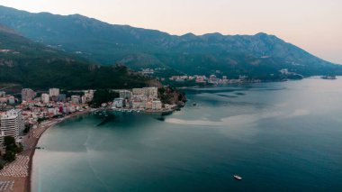 Uçan İHA 'nın görüntüsü. Becici, Budva, Karadağ 'ın panoramik şehir manzarası. Üst Manzara. Güzel yerler.