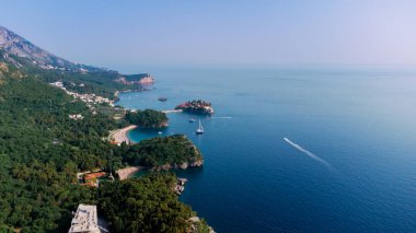 Uçan İHA 'nın görüntüsü. Montenegro 'da güzel bir yaz gününde Sveti Stefan adasının panoramik manzarası. Top View. Güzel yerler..