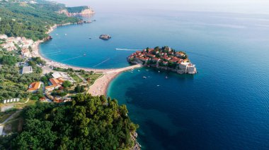Uçan İHA 'nın görüntüsü. Montenegro 'da güzel bir yaz gününde Sveti Stefan adasının panoramik manzarası. Top View. Güzel yerler..