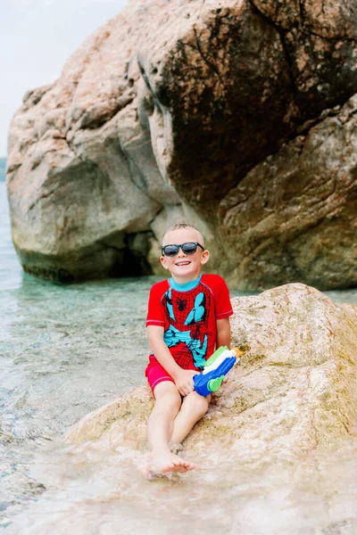 Забавный Маленький Мальчик Купальнике Пляже Ребенок Сидит Берегу Моря Фоне — стоковое фото