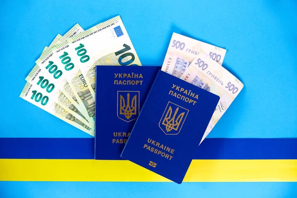 Ukrayna Vatandaşlarının Iki Biyometrik Pasaportu Avro Banknotları Sarı Mavi Kurdeleli — Stok fotoğraf