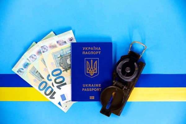 Ukrayna Vatandaşlarının Iki Biyometrik Pasaportu Avro Banknotları Ile Mavi Arka — Stok fotoğraf