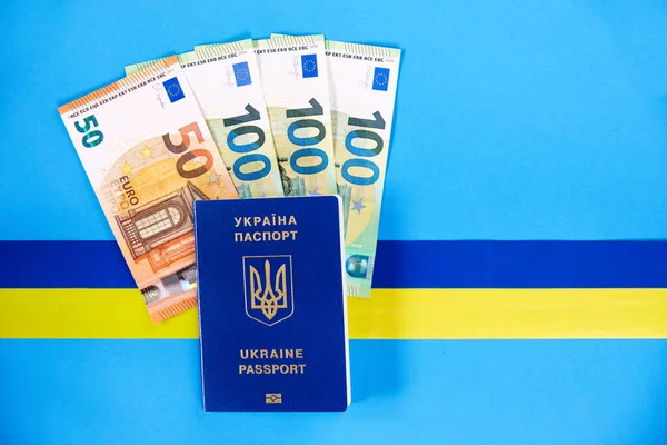Два Біометричні Паспорти Громадян України Банкноти Євро Синьому Фоні Жовтою — стокове фото