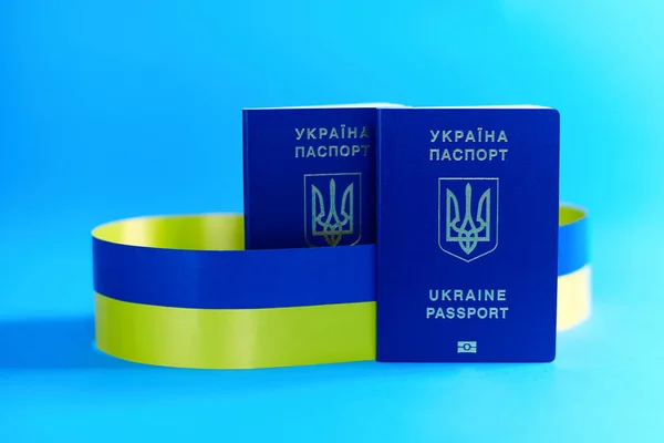 Два Біометричні Паспорти Громадян України Синьому Фоні Жовтою Синьою Стрічкою — стокове фото