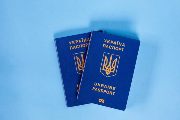 Mavi Arka Planda Iki Ukrayna Vatandaşının Biyometrik Pasaportu Ukraynalıların Göç — Stok fotoğraf