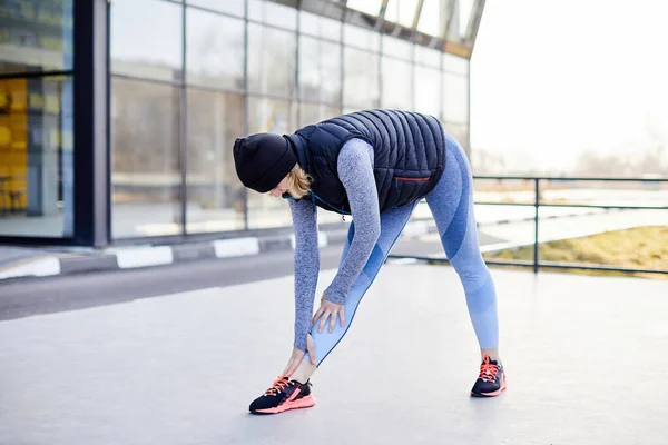 Hübsche Athletische Frau Trainiert Allein Park — Stockfoto