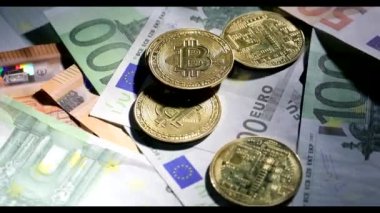 Euro Banknotes ve Bitcoin kripto para yatırımı konsepti. Euro Para ve Kripto para birimi Altın Bitcoin.
