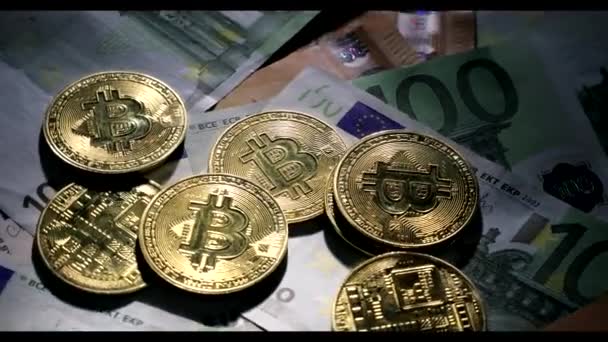 Euro bankbiljetten en Bitcoin cryptogeld investeren concept. Euro Money en Crypto valuta gouden Bitcoin. — Stockvideo