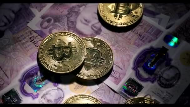 Bitcoin brit fontok felett. Kriptovaluta érmék vagy pénz. Bitcoin BTC érmék crypto valuta pénz a jövő koncepciója a gazdasági válság. — Stock videók