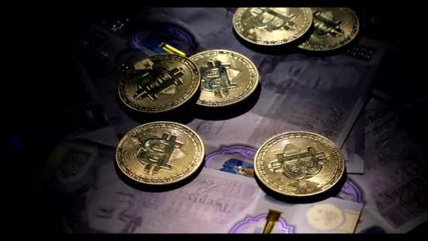 Bitcoin brit fontok felett. Kriptovaluta érmék vagy pénz. Bitcoin BTC érmék crypto valuta pénz a jövő koncepciója a gazdasági válság. — Stock videók