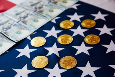 ABD bayraklarında dolar bulunan Bitcoin.